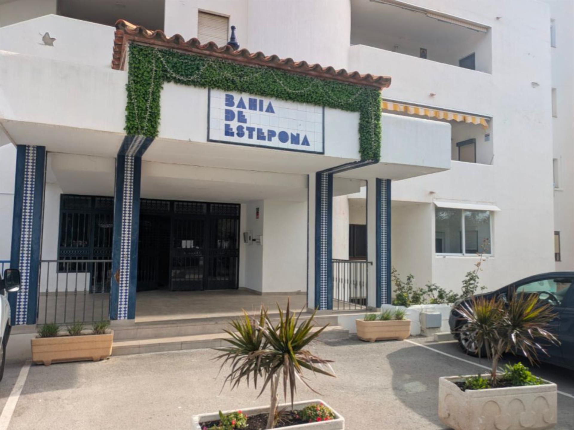 Apartament en venda a N-340, Km 16, El Velerín Vista exterior de Apartament en venda en Estepona amb Terrassa i Piscina