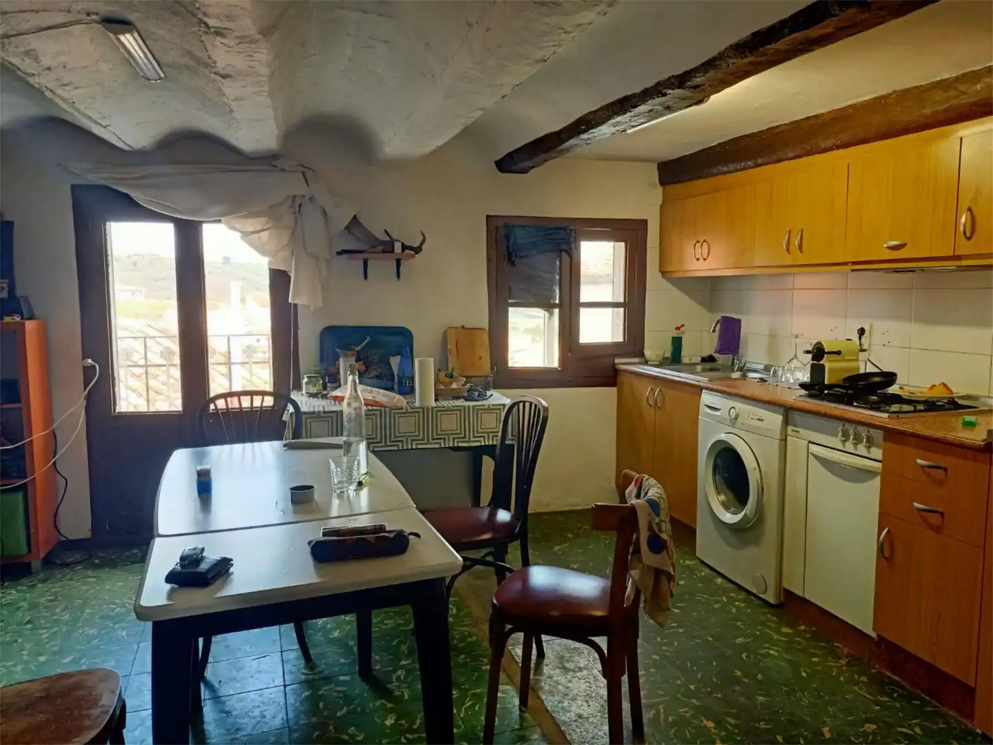 Pis en venda a Calle Calvete, 13, Torres de Albarracín Cuina de Pis en venda en Torres de Albarracín amb Calefacció, Moblat i Balcó