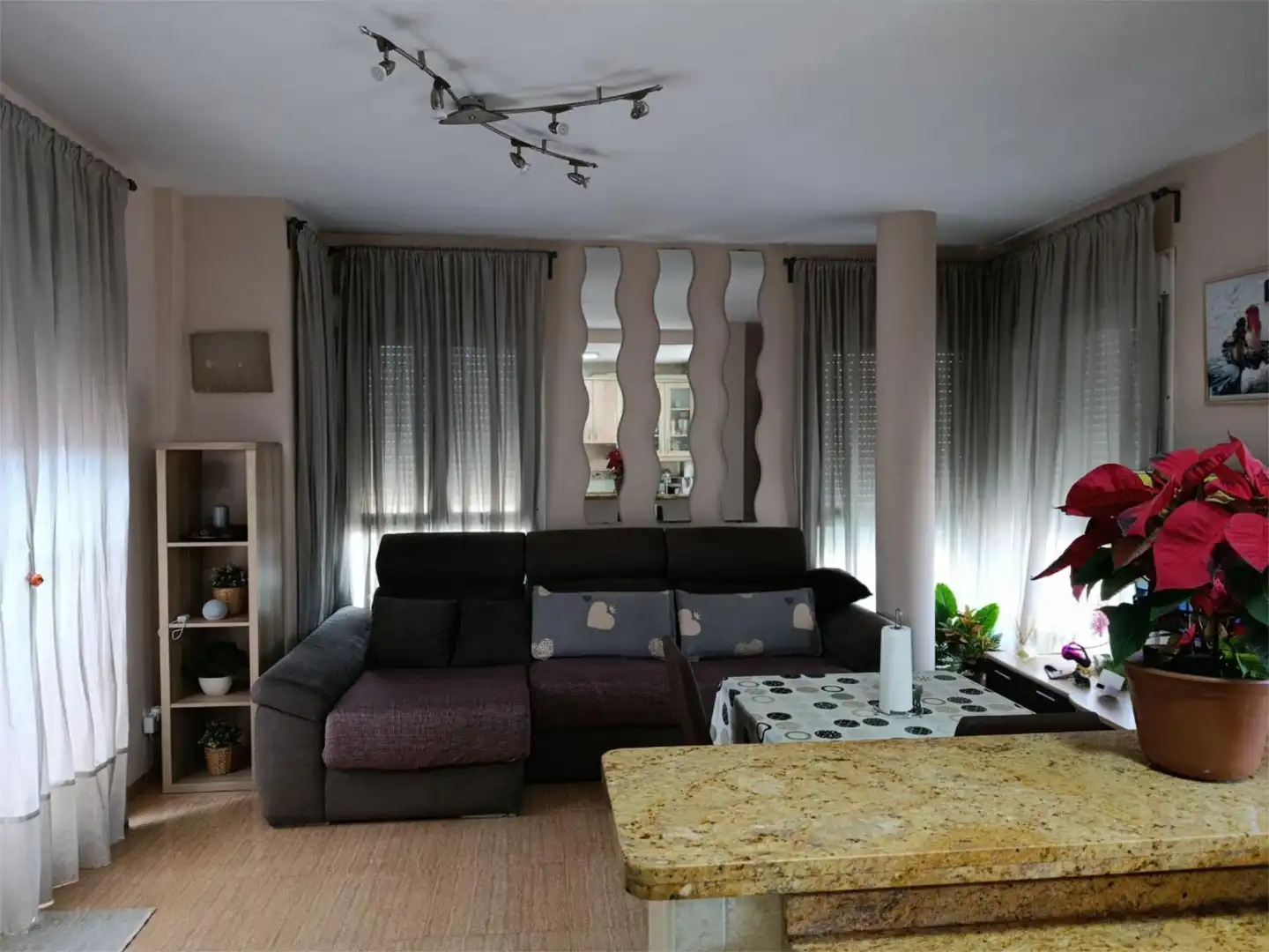Piso en venta en Calle Teruel, 142, Piedras Redondas - Torrecárdenas Sala de estar de Piso en venta en Almería con Aire acondicionado, Terraza y Amueblado