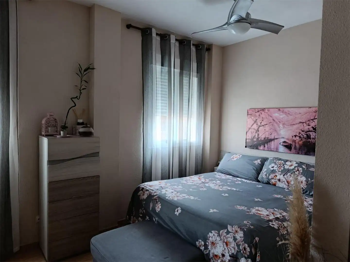 Piso en venta en Calle Teruel, 142, Piedras Redondas - Torrecárdenas Habitación de Piso en venta en Almería con Aire acondicionado, Terraza y Amueblado