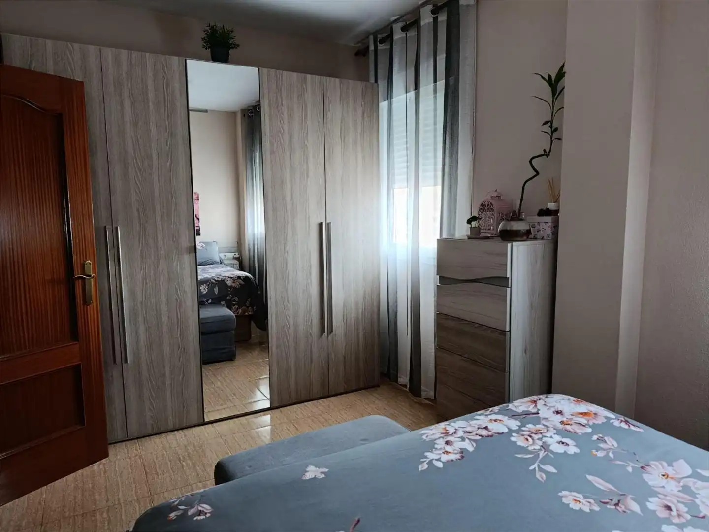 Piso en venta en Calle Teruel, 142, Piedras Redondas - Torrecárdenas Habitación de Piso en venta en Almería con Aire acondicionado, Terraza y Amueblado