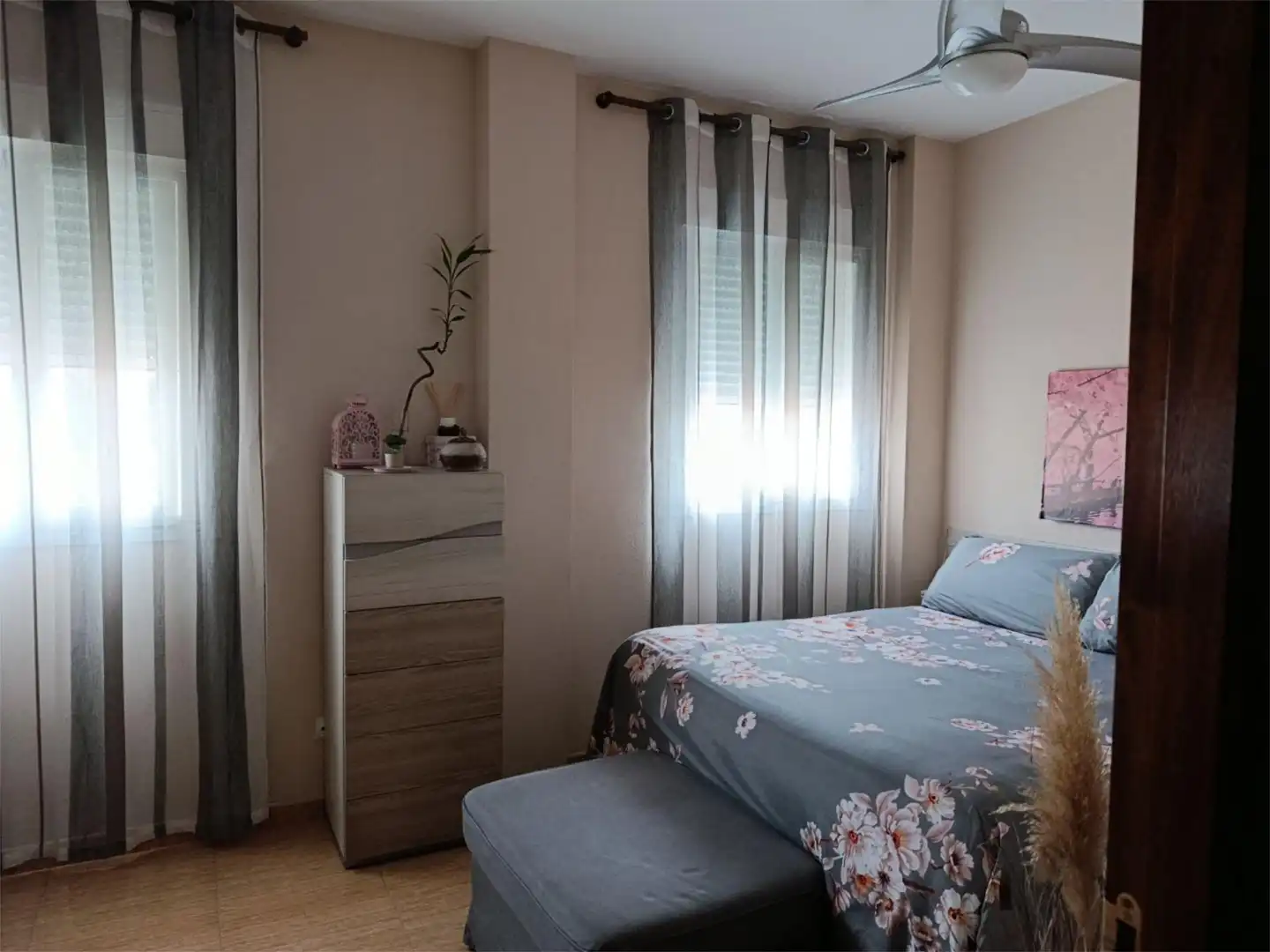 Piso en venta en Calle Teruel, 142, Piedras Redondas - Torrecárdenas Habitación de Piso en venta en Almería con Aire acondicionado, Terraza y Amueblado