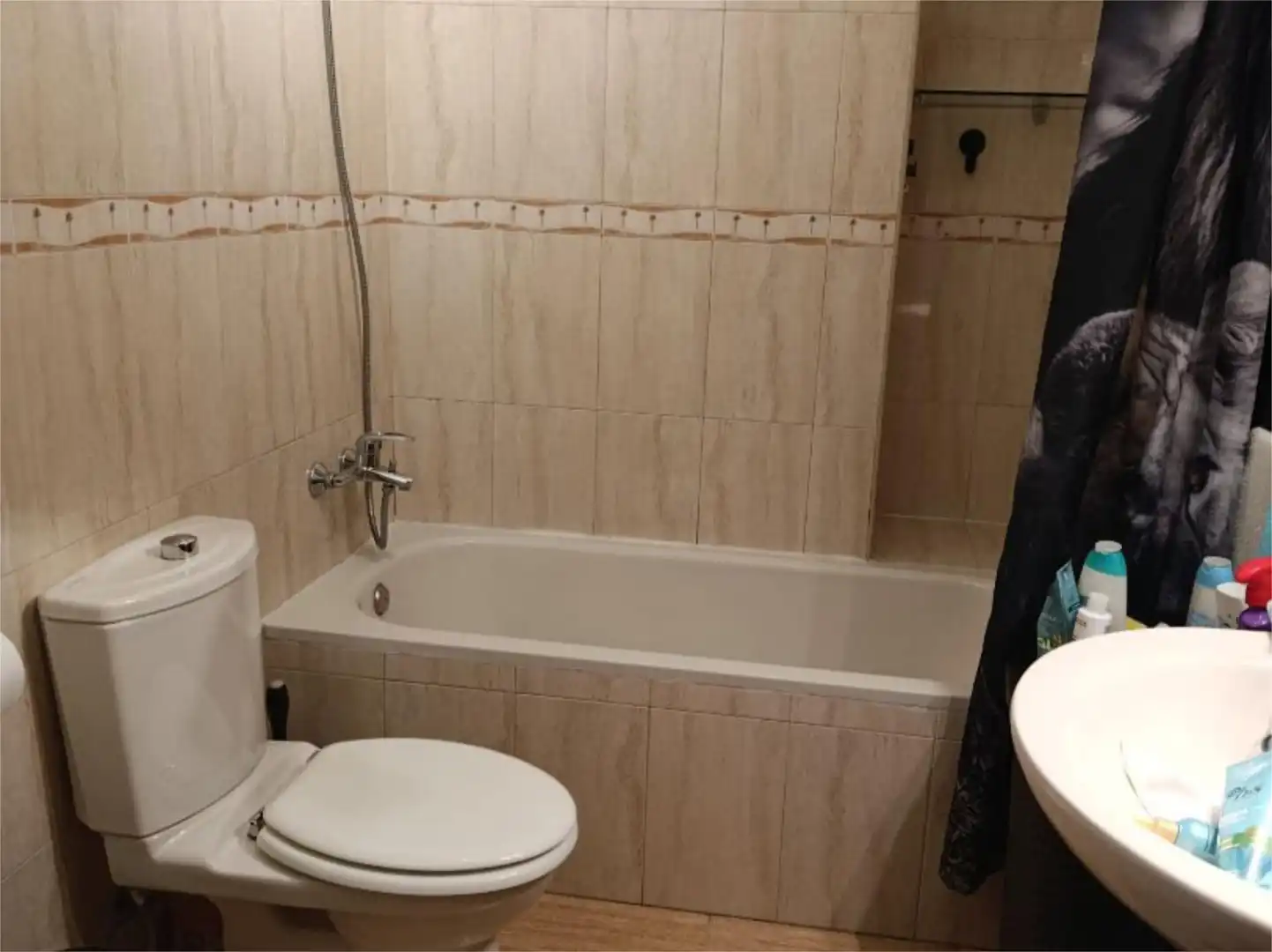 Piso en venta en Calle Teruel, 142, Piedras Redondas - Torrecárdenas Baño de Piso en venta en Almería con Aire acondicionado, Terraza y Amueblado
