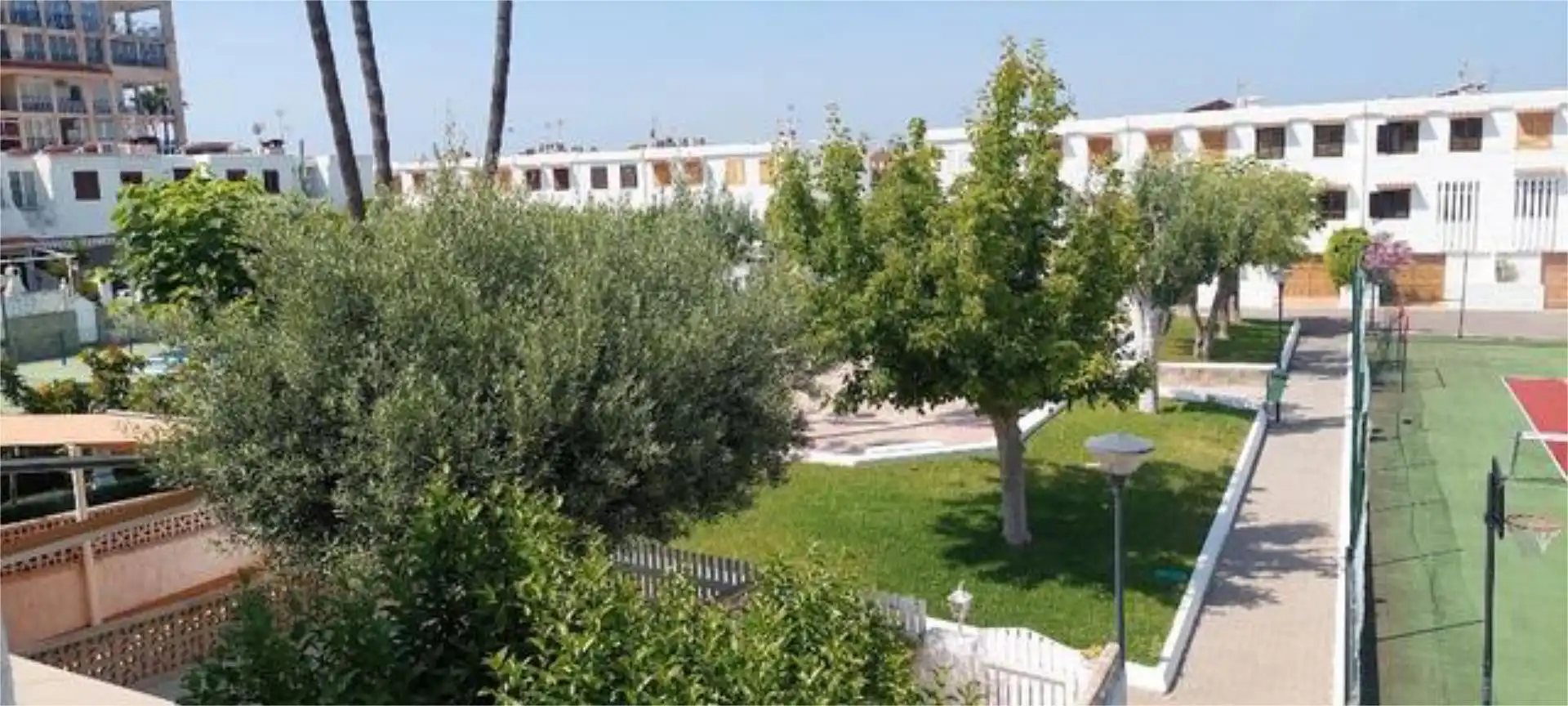 Casa adosada en venta en Heliópolis Jardín de Casa adosada en venta en Benicasim / Benicàssim con Terraza y Piscina