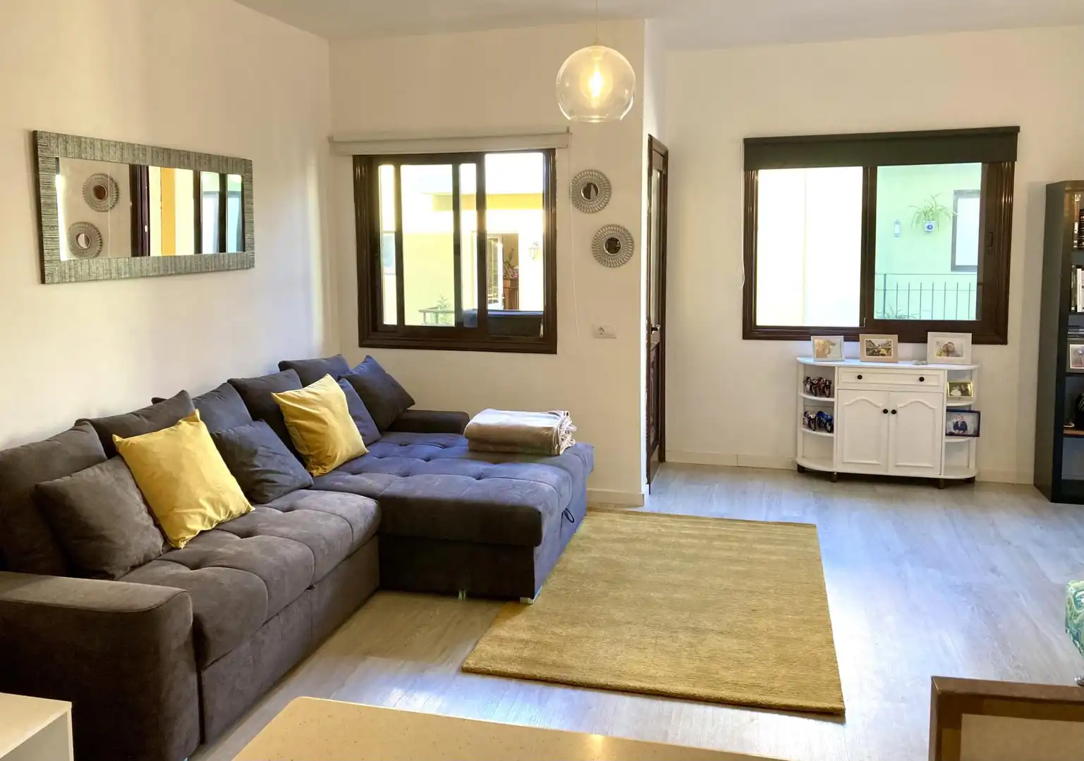 Sala d'estar de Casa adosada en venda en Los Realejos amb Jardí privat, Parquet i Terrassa