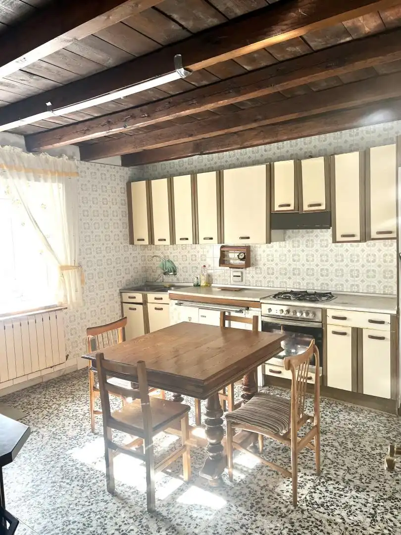 Casa o xalet en venda a Calle las Escuelas, 1, Alar del Rey Cuina de Casa o xalet en venda en Alar del Rey