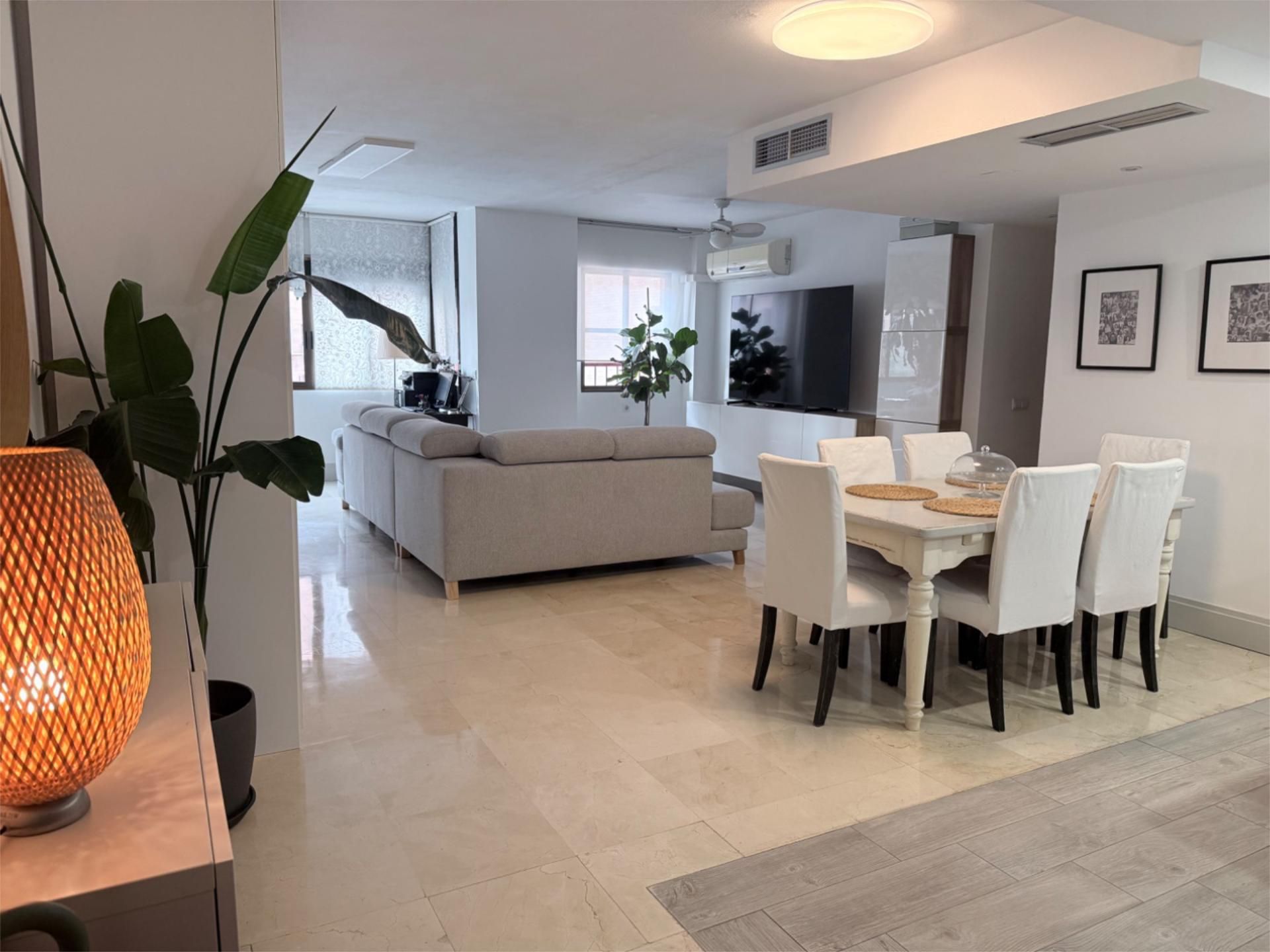 Sala d'estar de Pis en venda en  Sevilla Capital amb Aire condicionat, Calefacció i Jardí privat