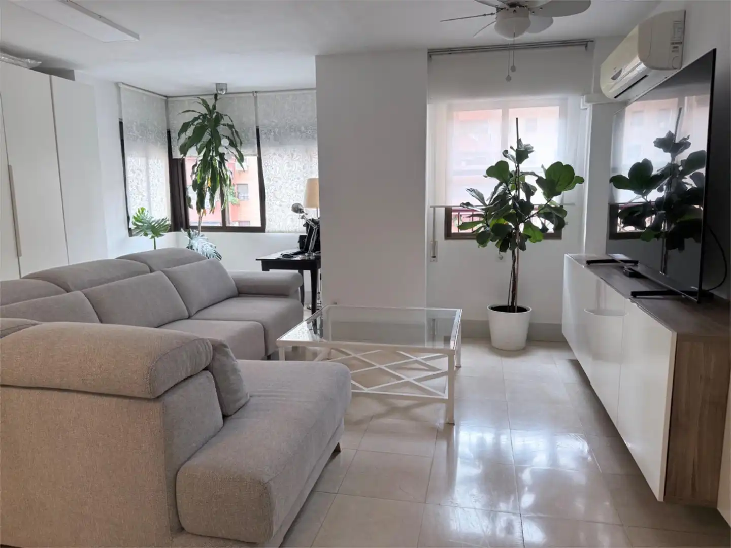 Flat for sale in Calle Salvador Dalí, 10, Parque Atlántico- San Matías Living room of Flat for sale in Sevilla Capital with Air Conditioner, Swimming Pool and Balcony