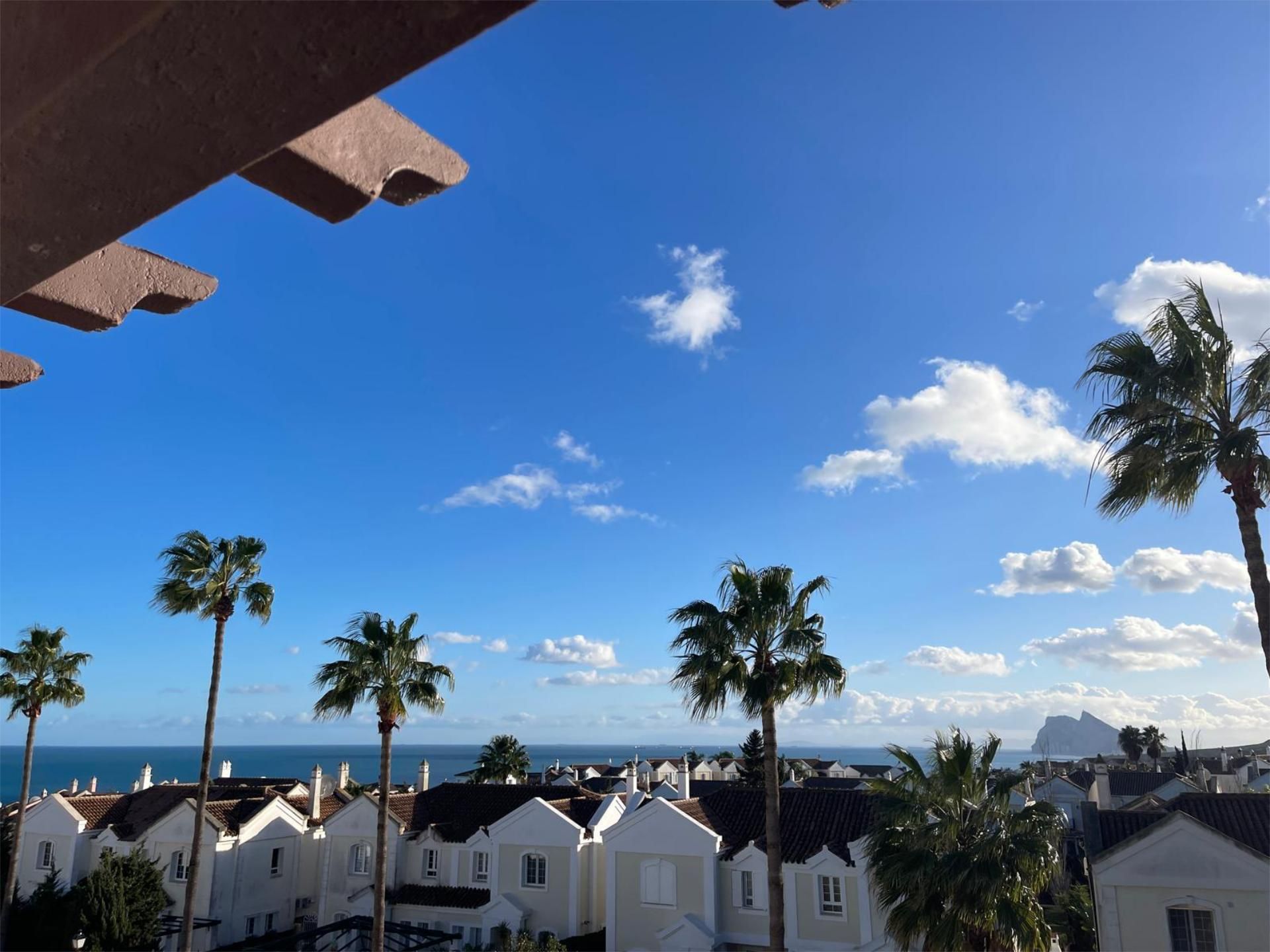 Vista exterior de Apartament de lloguer en La Alcaidesa amb Aire condicionat, Calefacció i Jardí privat