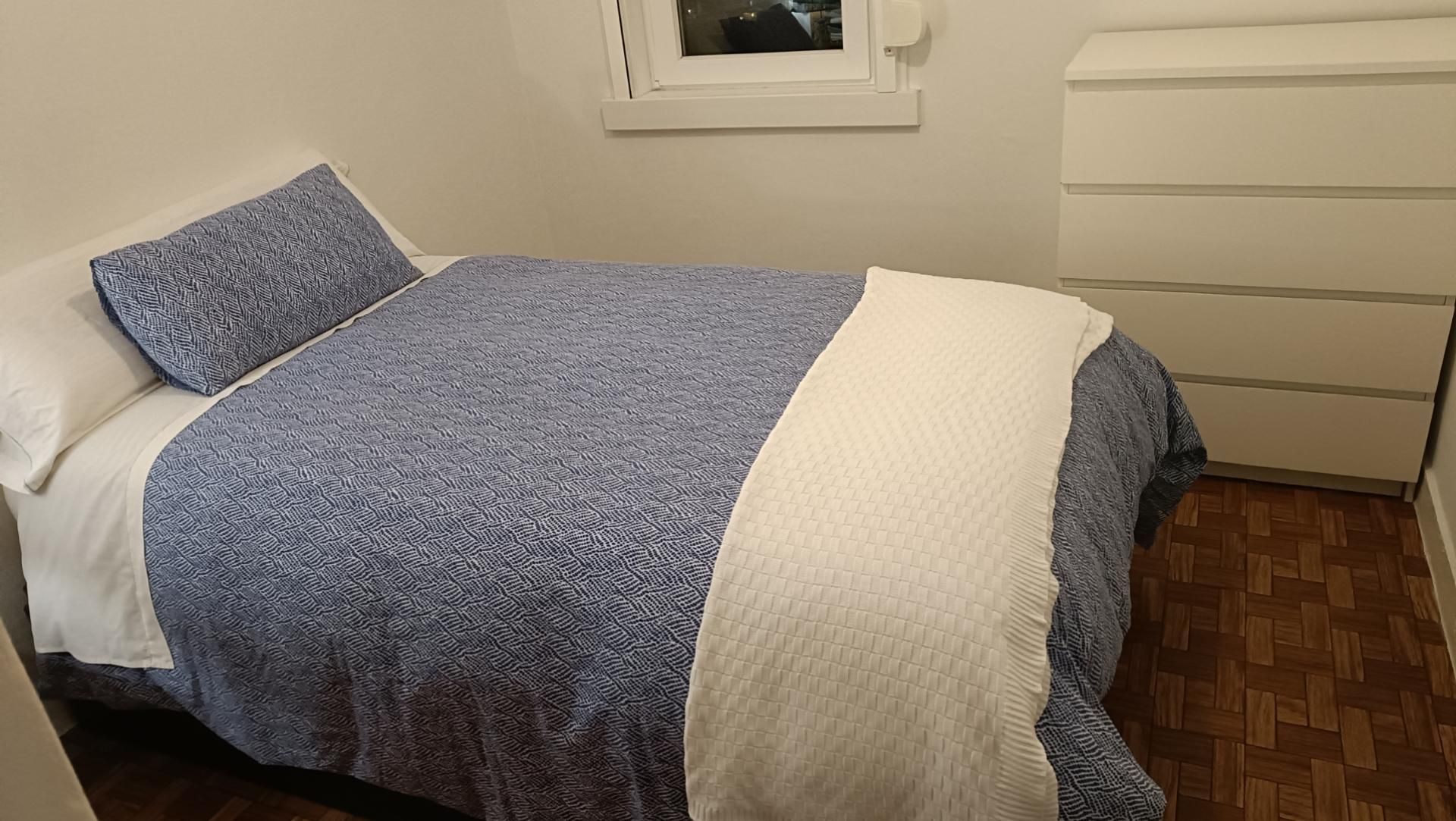 Bedroom of Flat to share in A Coruña Capital   with Heating, Parquet flooring and Oven