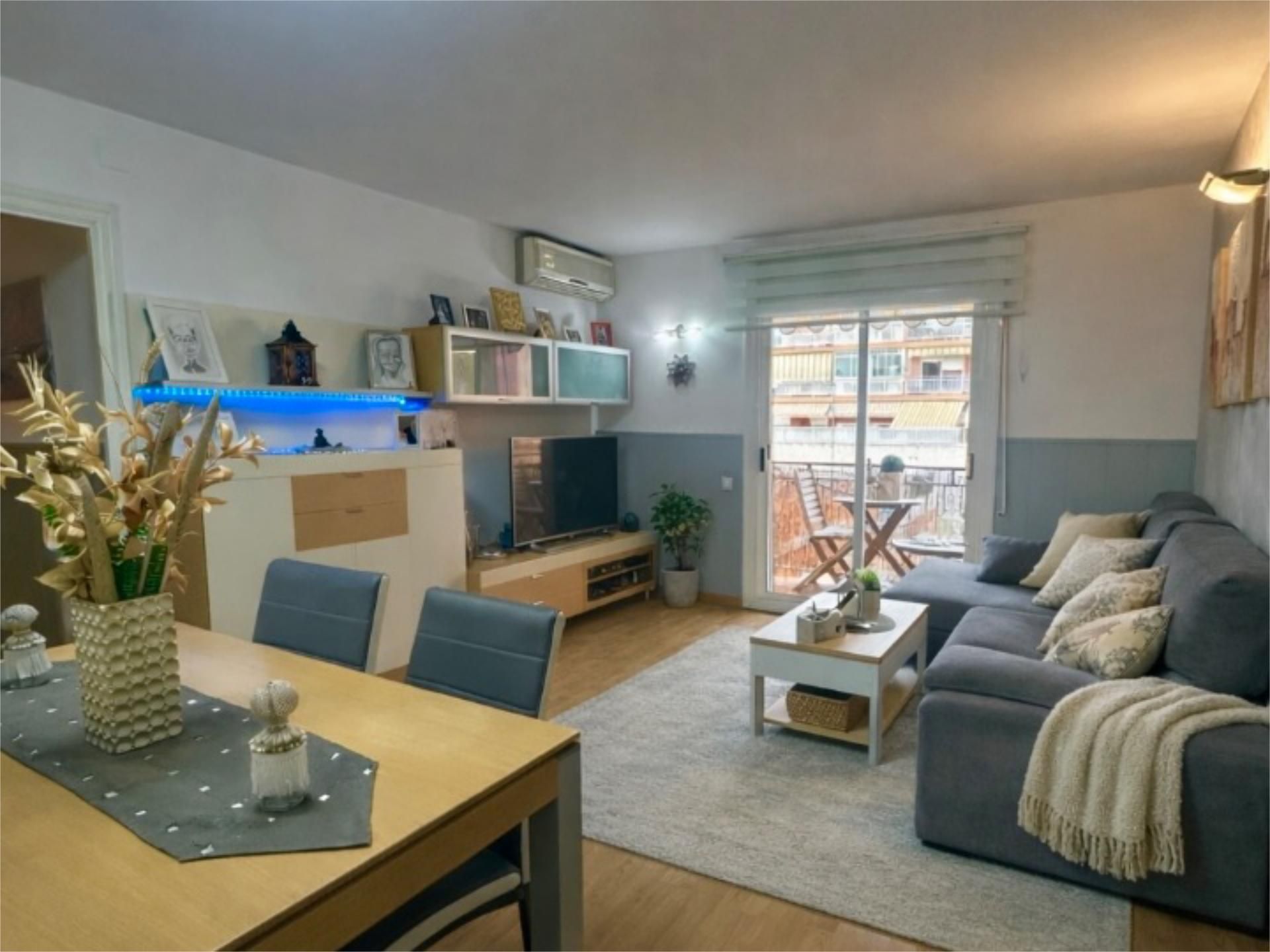 Sala d'estar de Pis en venda en Badalona amb Aire condicionat i Balcó