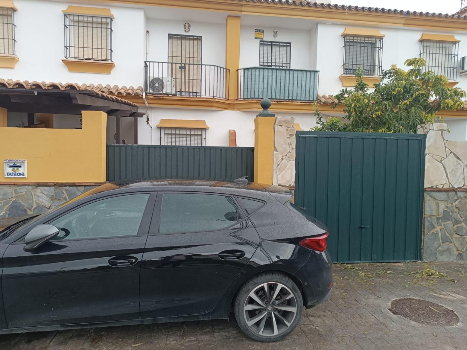 Vista exterior de Casa o xalet en venda en Algeciras amb Aire condicionat, Terrassa i Balcó