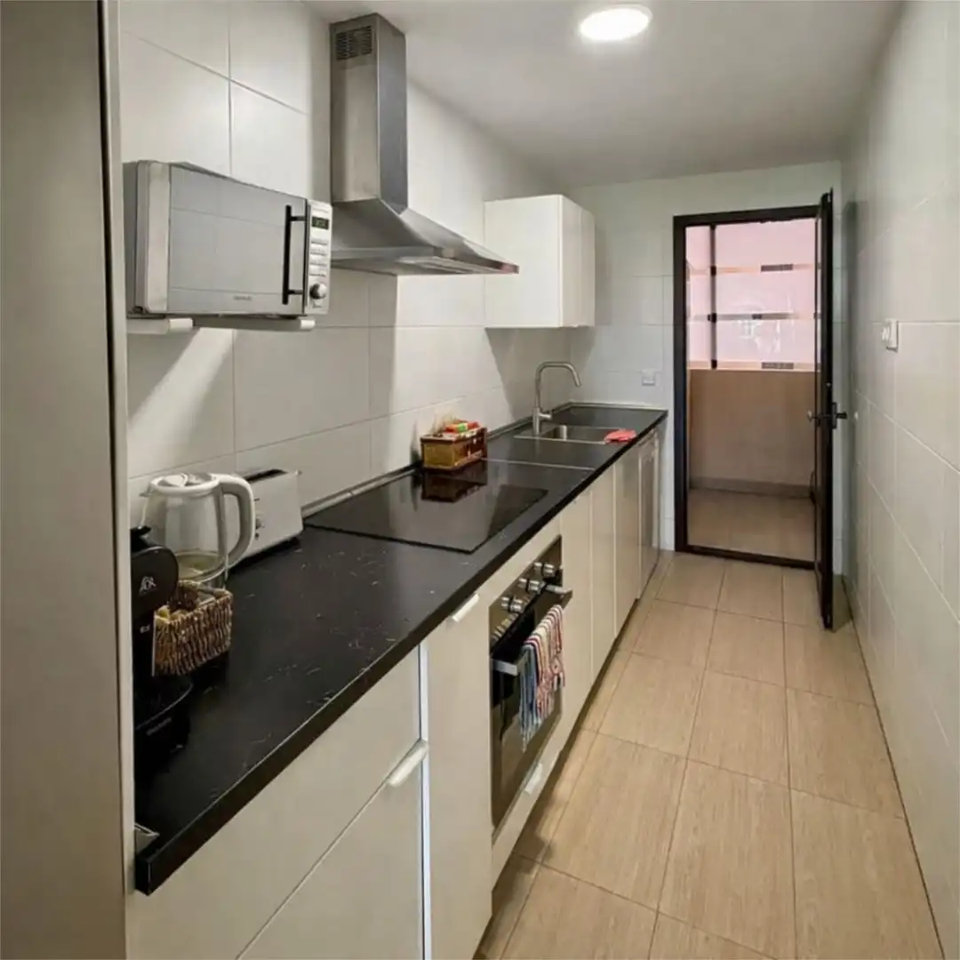 Küche von Wohnung zum Verkauf in Málaga mit Klimaanlage, Heizung und Privatgarten