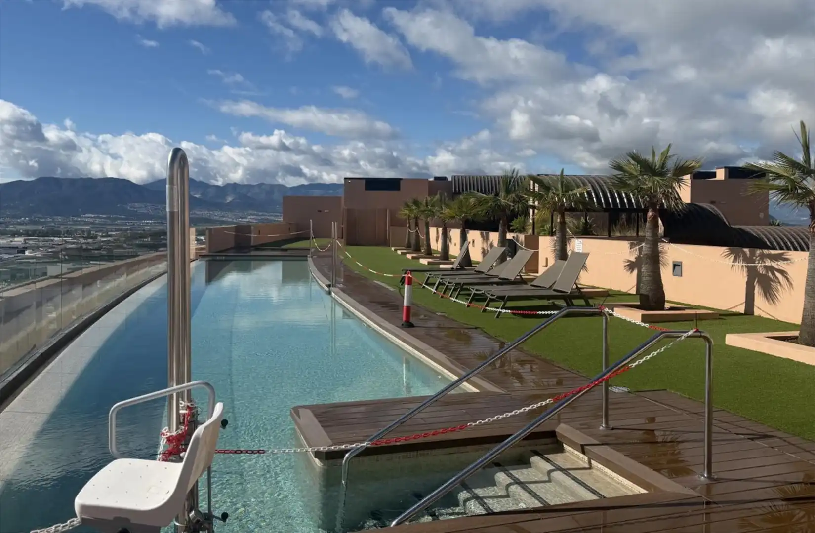 Schwimmbecken von Wohnung zum Verkauf in Málaga mit Klimaanlage, Heizung und Privatgarten