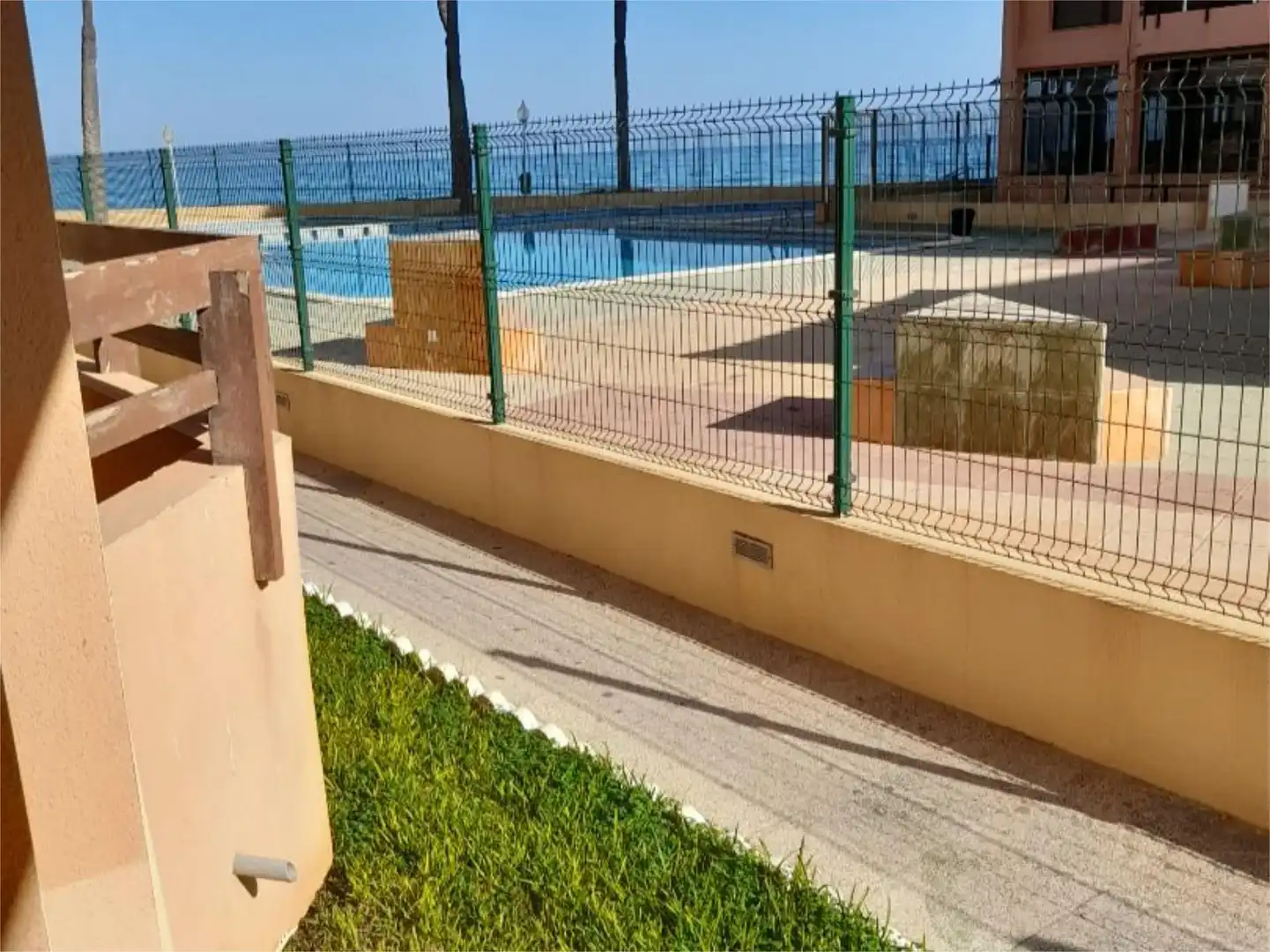 Schwimmbecken von Wohnungen zum Verkauf in La Manga del Mar Menor mit Terrasse