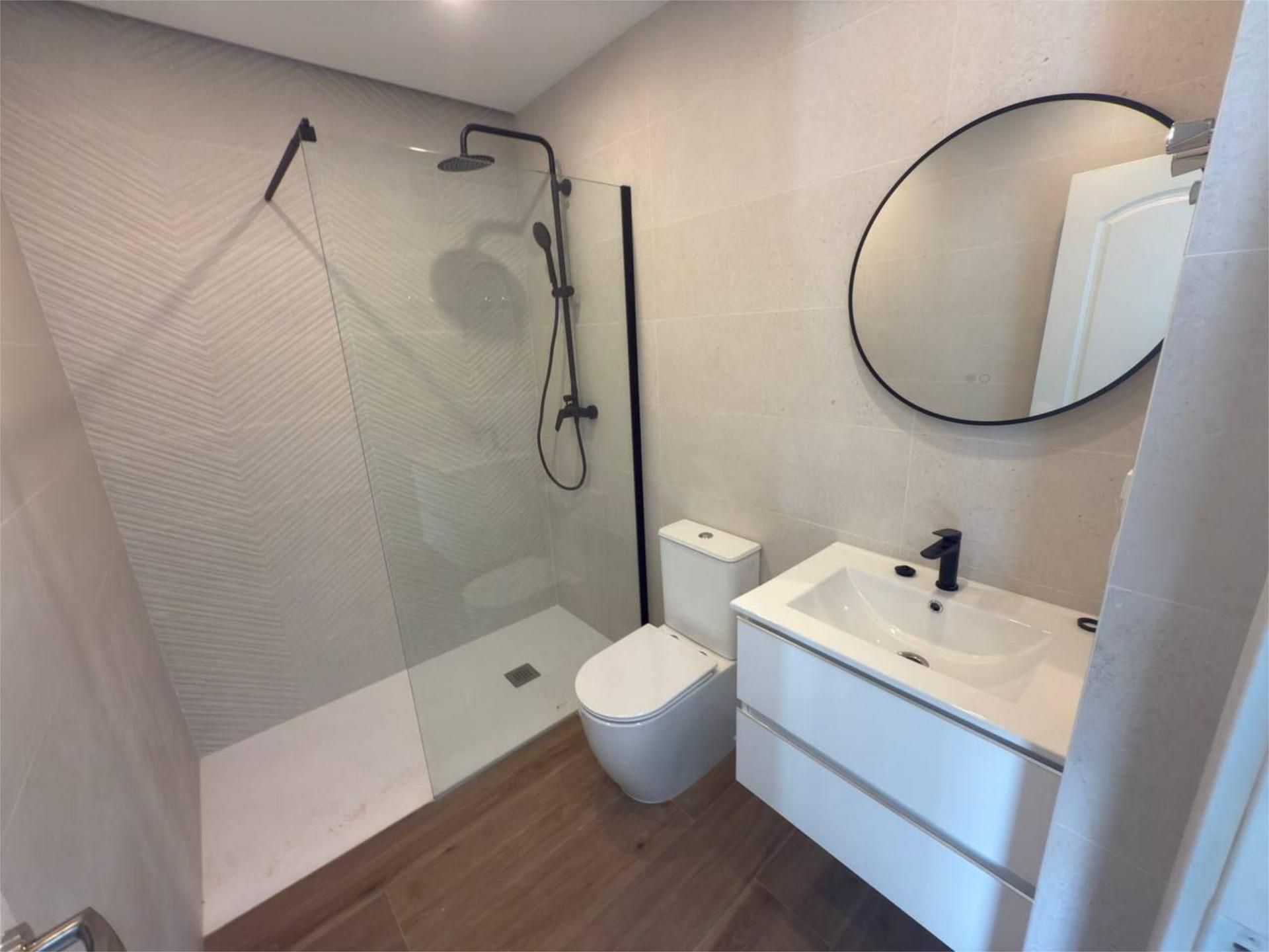 Baño de Piso en venta en Torrevieja con Aire acondicionado, Terraza y Piscina