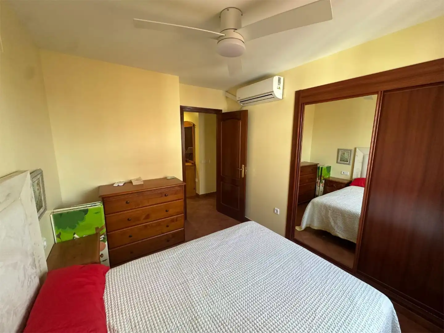 Wohnung zum Verkauf in Sector C, 53, Centro - Torre de la Higuera Schlafzimmer von Wohnung zum Verkauf in Almonte mit Klimaanlage, Heizung und Terrasse
