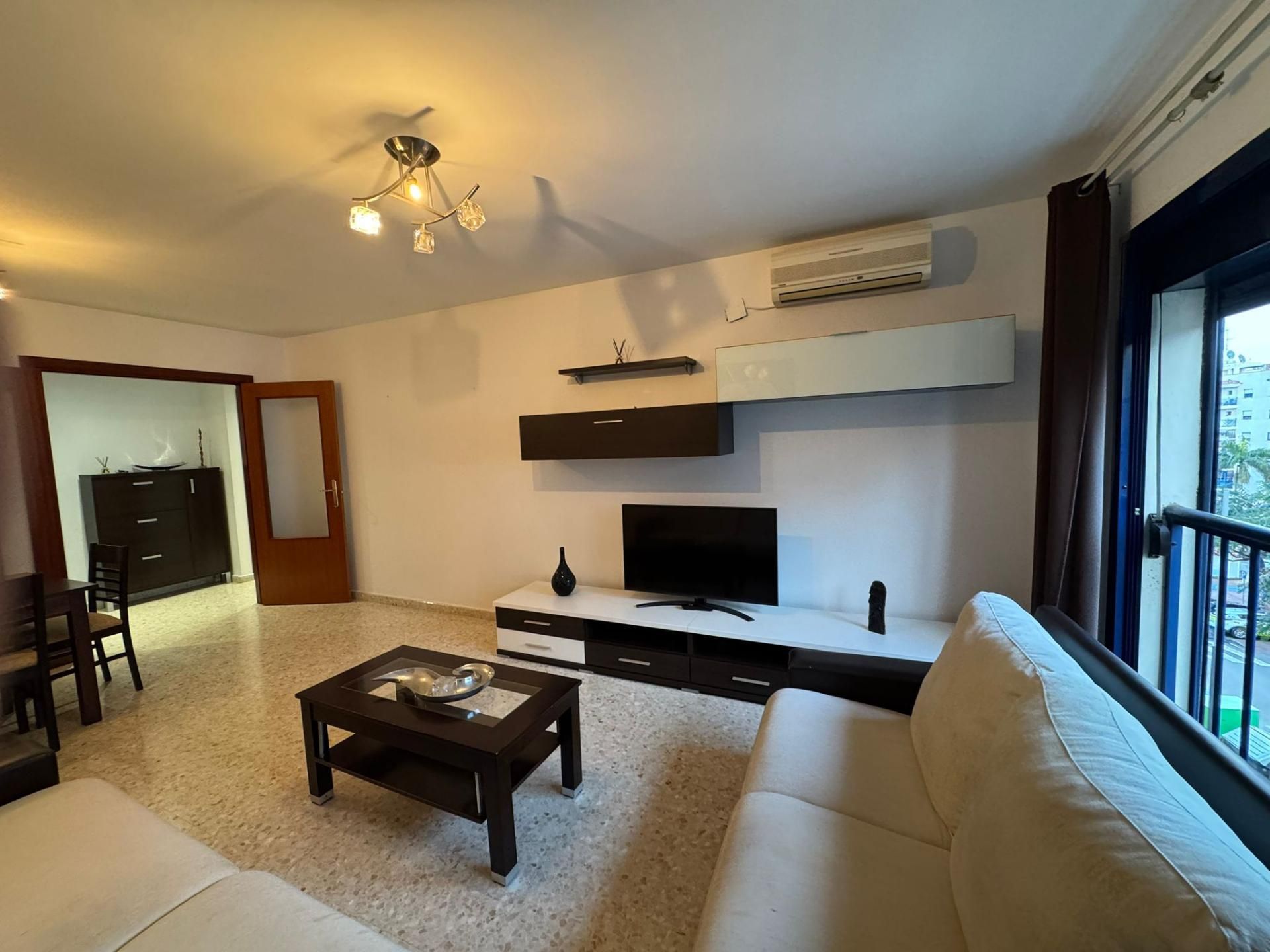 Sala d'estar de Pis en venda en Estepona amb Aire condicionat