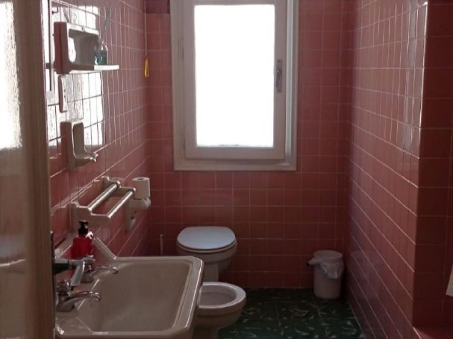 Bathroom of Flat for share in  Teruel Capital  with Heating and Furnished