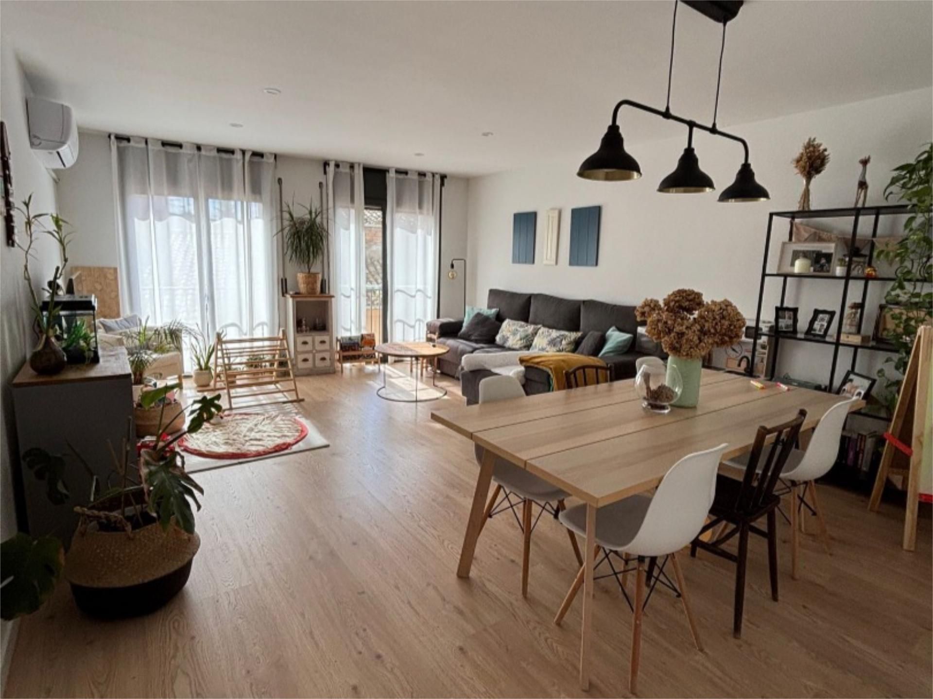 Dúplex en venda a Carrer de Santa Maria, 10, Tàrrega Sala d'estar de Dúplex en venda en Tàrrega amb Aire condicionat, Terrassa i Balcó