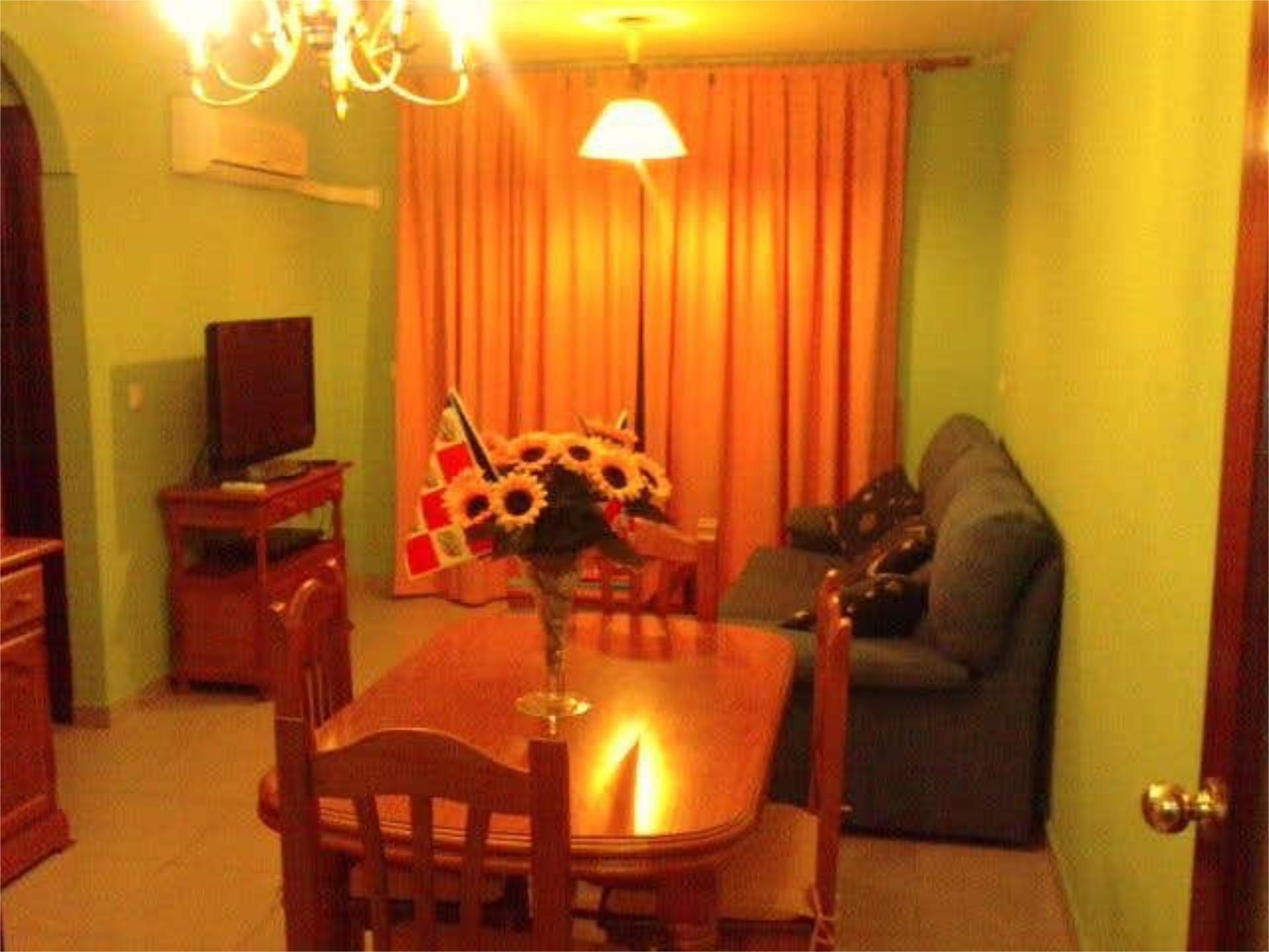 Sala d'estar de Pis de lloguer en Torremolinos amb Calefacció, Jardí privat i Terrassa