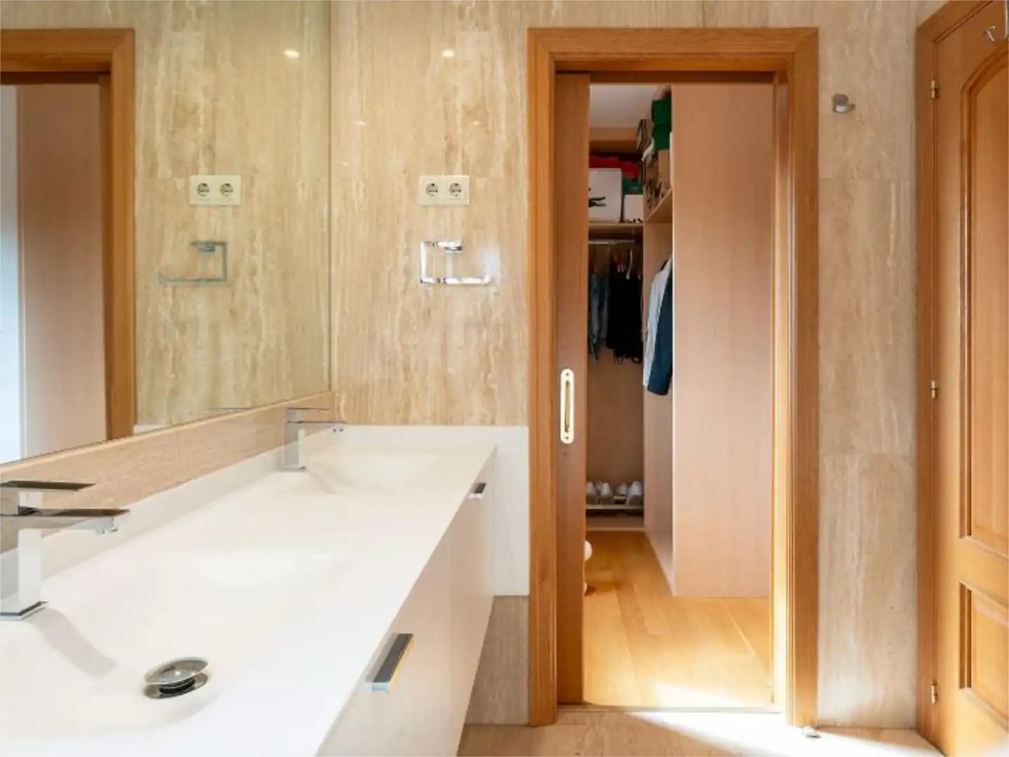 Wohnung zum Verkauf in El Cantizal Badezimmer von Wohnung zum Verkauf in Las Rozas de Madrid mit Klimaanlage, Heizung und Privatgarten