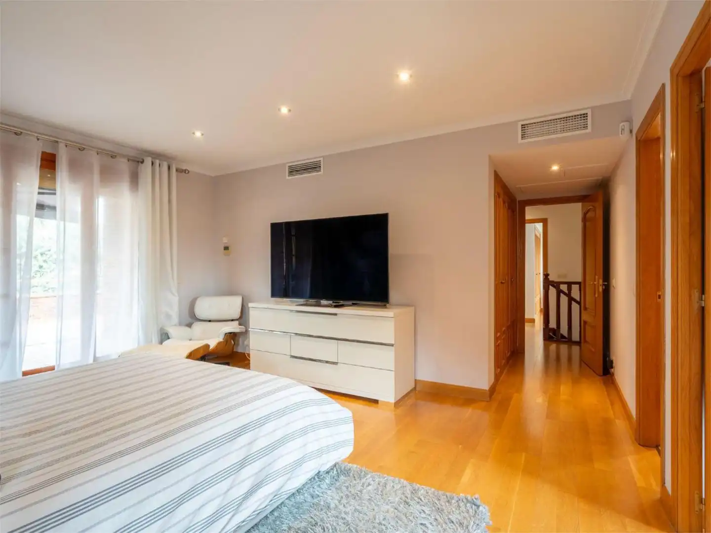 Wohnung zum Verkauf in El Cantizal Schlafzimmer von Wohnung zum Verkauf in Las Rozas de Madrid mit Klimaanlage, Heizung und Privatgarten