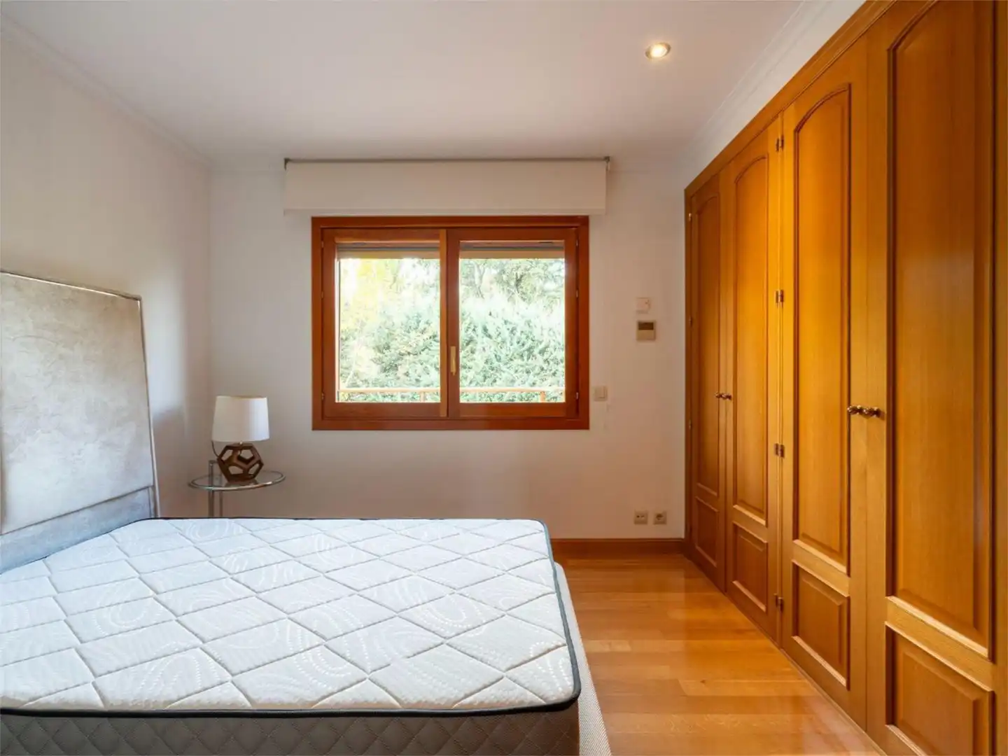 Wohnung zum Verkauf in El Cantizal Schlafzimmer von Wohnung zum Verkauf in Las Rozas de Madrid mit Klimaanlage, Heizung und Privatgarten