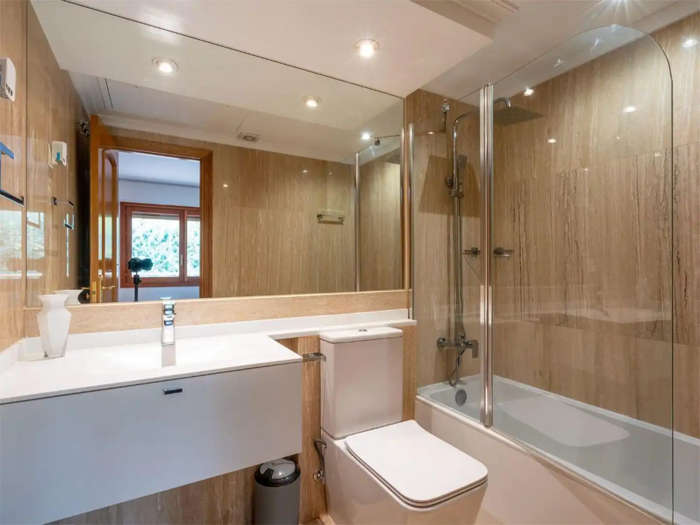 Wohnung zum Verkauf in El Cantizal Badezimmer von Wohnung zum Verkauf in Las Rozas de Madrid mit Klimaanlage, Heizung und Privatgarten