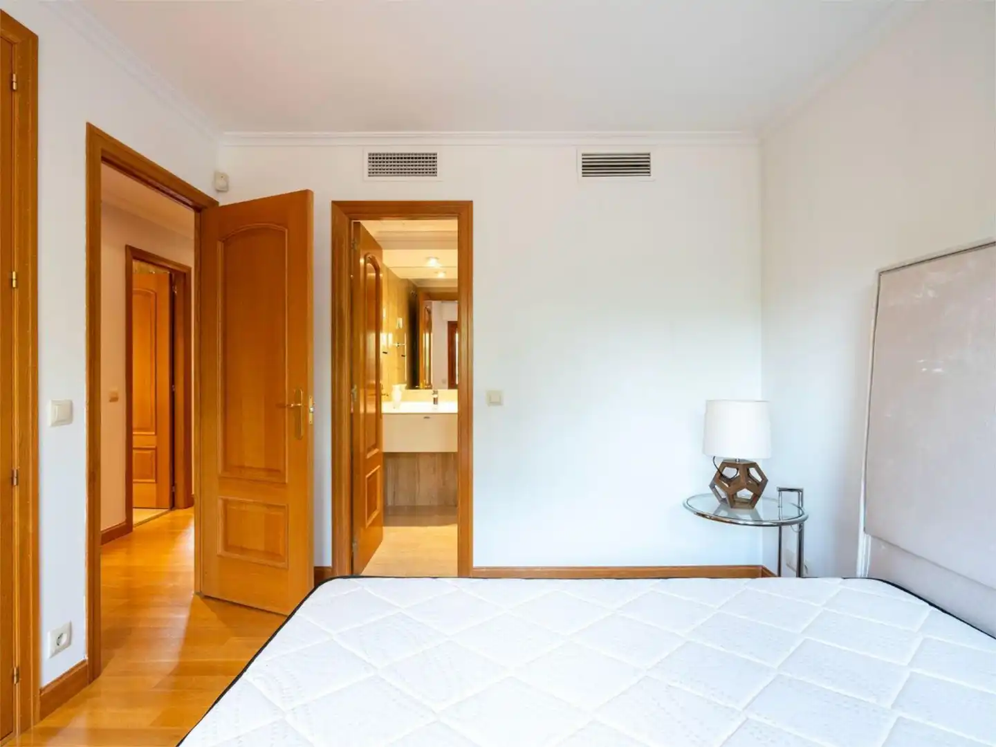 Wohnung zum Verkauf in El Cantizal Schlafzimmer von Wohnung zum Verkauf in Las Rozas de Madrid mit Klimaanlage, Heizung und Privatgarten