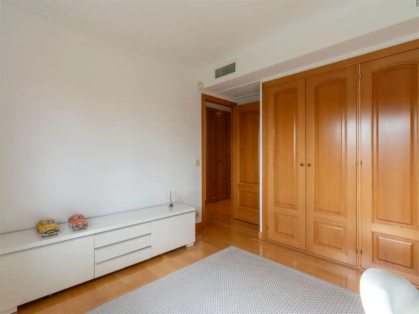 Wohnung zum Verkauf in El Cantizal Schlafzimmer von Wohnung zum Verkauf in Las Rozas de Madrid mit Klimaanlage, Heizung und Privatgarten