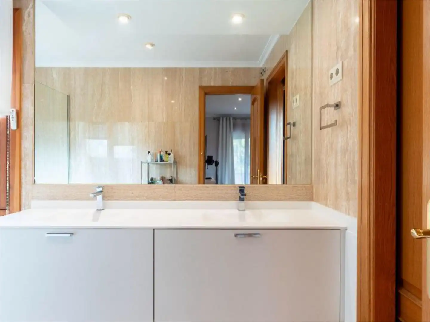 Wohnung zum Verkauf in El Cantizal Badezimmer von Wohnung zum Verkauf in Las Rozas de Madrid mit Klimaanlage, Heizung und Privatgarten
