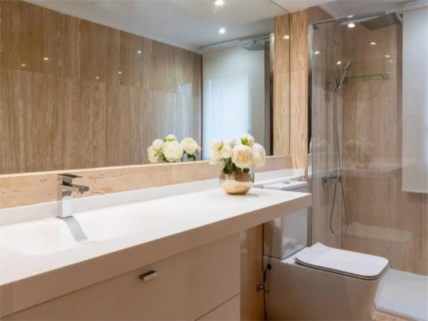 Wohnung zum Verkauf in El Cantizal Badezimmer von Wohnung zum Verkauf in Las Rozas de Madrid mit Klimaanlage, Heizung und Privatgarten