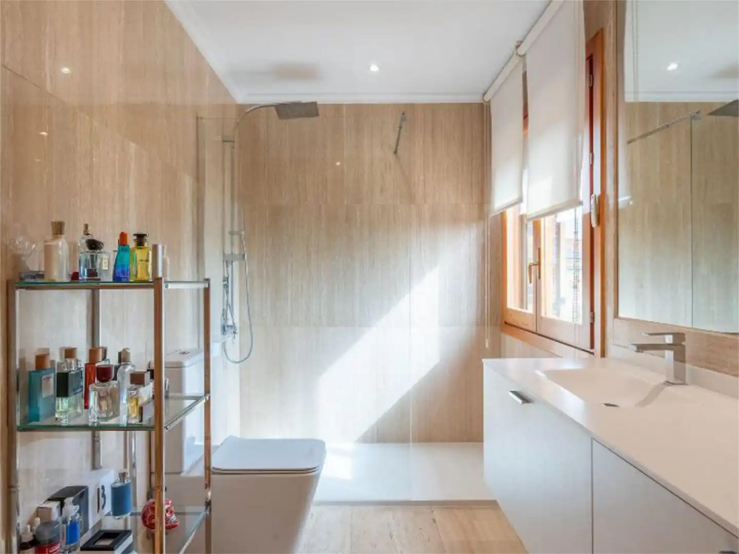 Wohnung zum Verkauf in El Cantizal Badezimmer von Wohnung zum Verkauf in Las Rozas de Madrid mit Klimaanlage, Heizung und Privatgarten