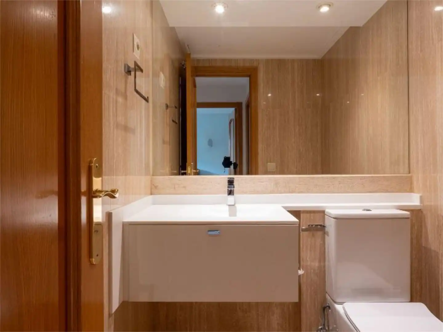 Wohnung zum Verkauf in El Cantizal Badezimmer von Wohnung zum Verkauf in Las Rozas de Madrid mit Klimaanlage, Heizung und Privatgarten
