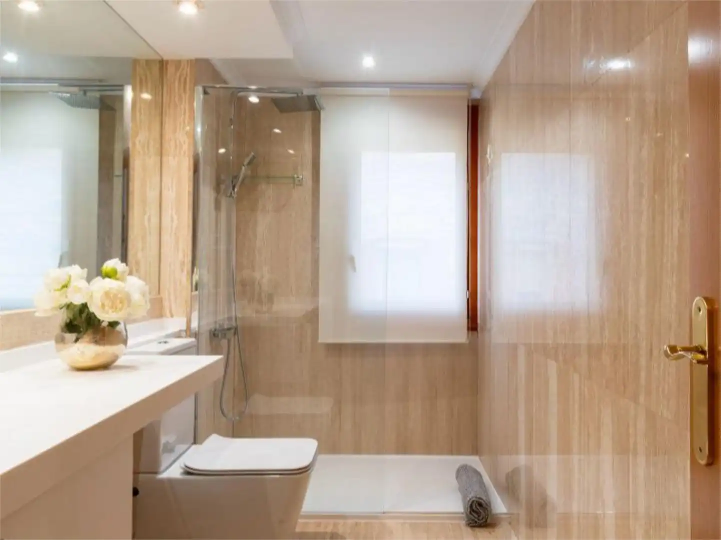 Wohnung zum Verkauf in El Cantizal Badezimmer von Wohnung zum Verkauf in Las Rozas de Madrid mit Klimaanlage, Heizung und Privatgarten