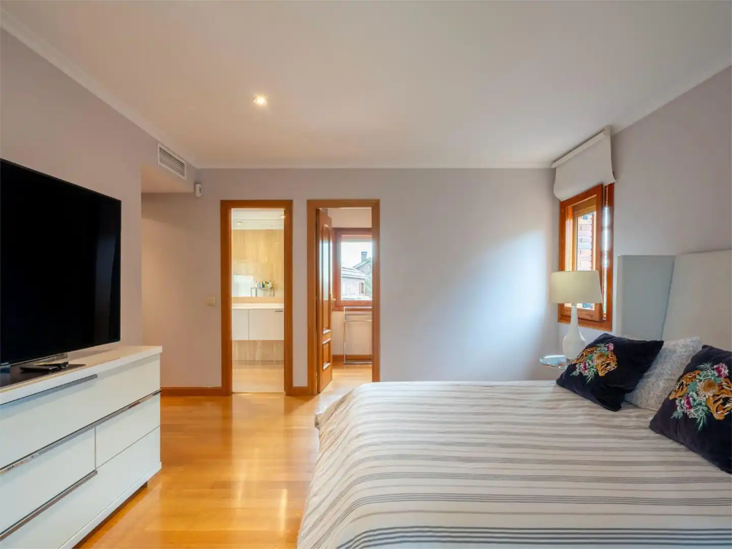 Wohnung zum Verkauf in El Cantizal Schlafzimmer von Wohnung zum Verkauf in Las Rozas de Madrid mit Klimaanlage, Heizung und Privatgarten