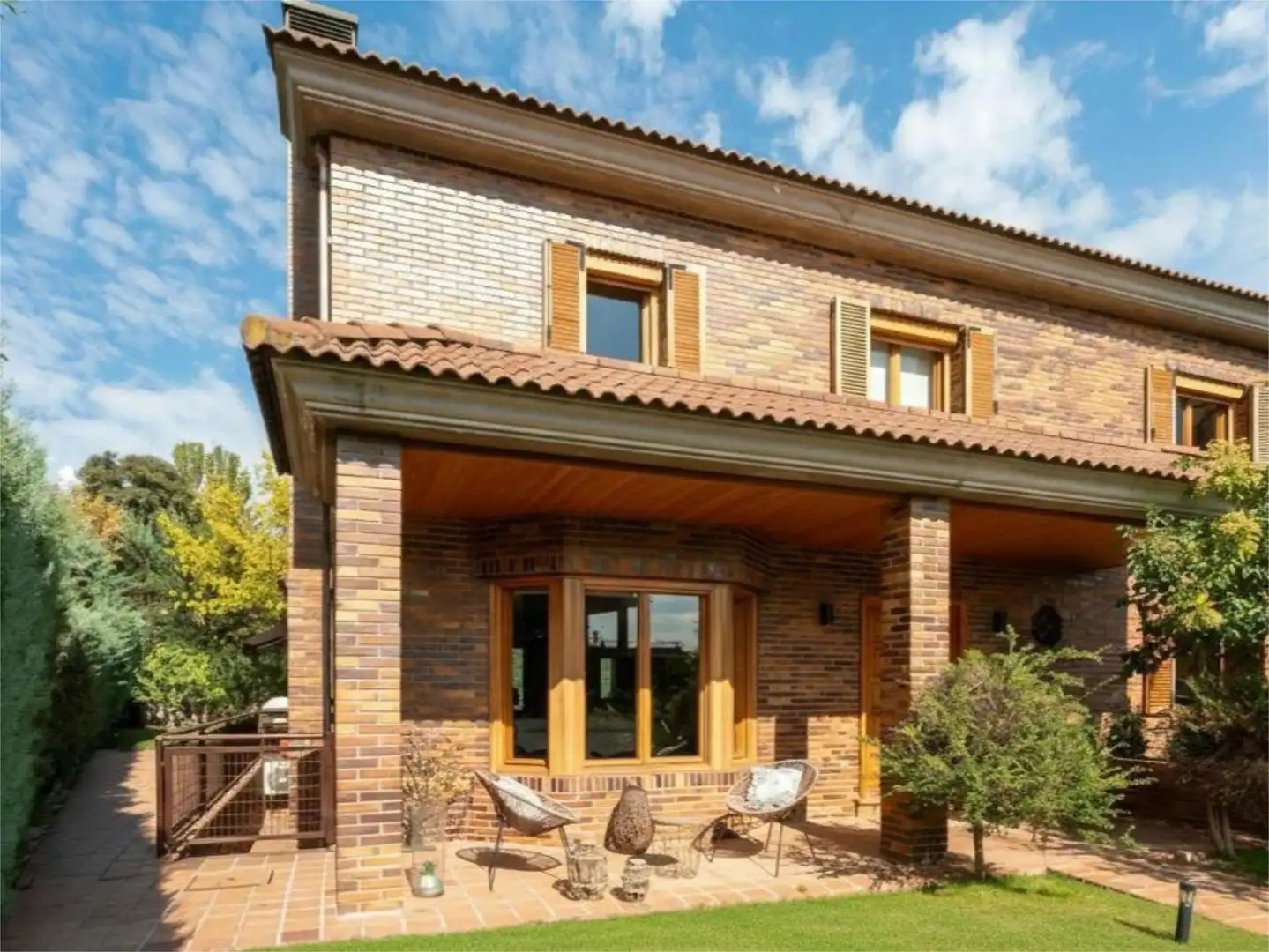 Wohnung zum Verkauf in El Cantizal Außenansicht von Wohnung zum Verkauf in Las Rozas de Madrid mit Klimaanlage, Heizung und Privatgarten