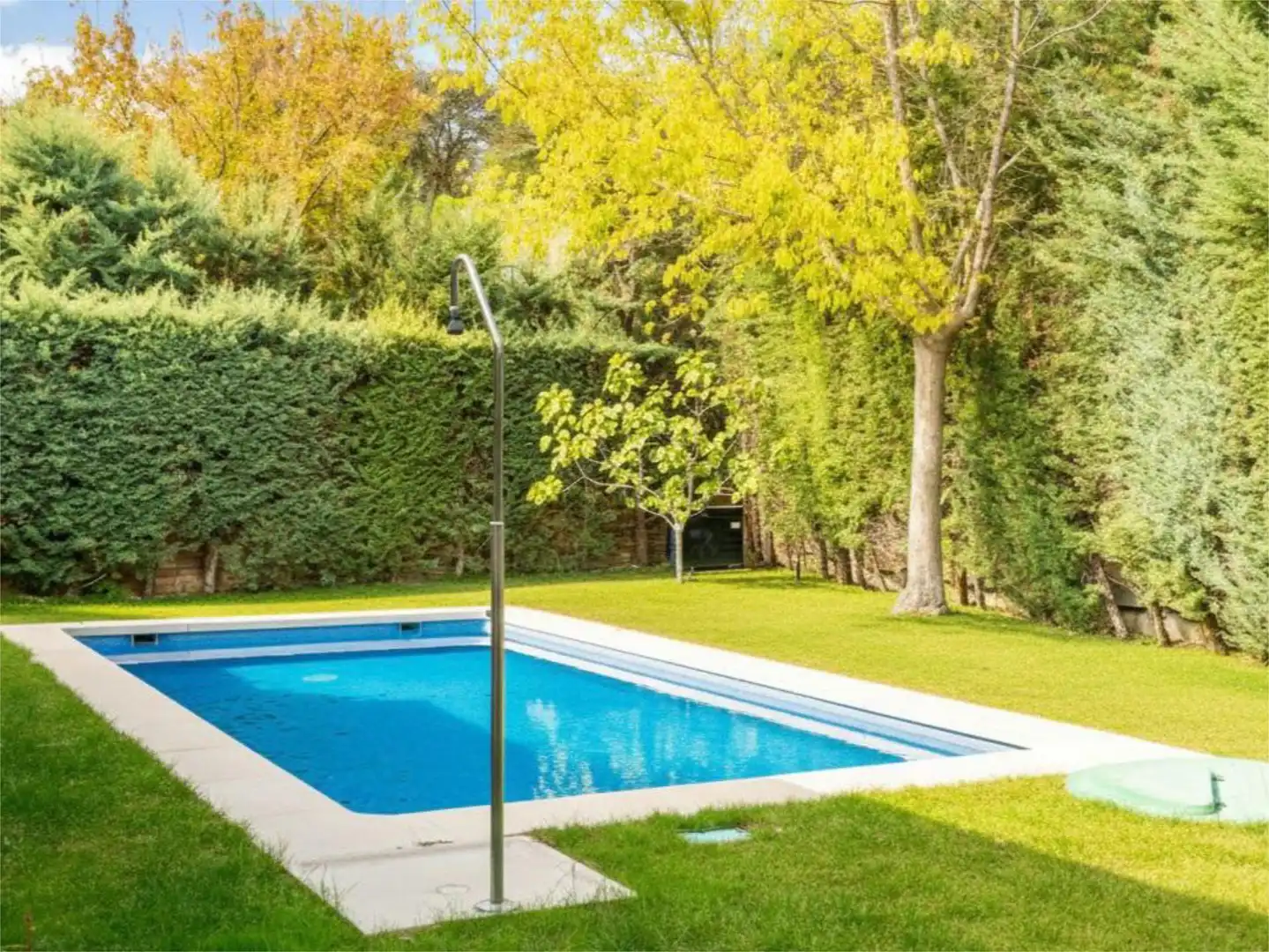 Wohnung zum Verkauf in El Cantizal Schwimmbecken von Wohnung zum Verkauf in Las Rozas de Madrid mit Klimaanlage, Heizung und Privatgarten
