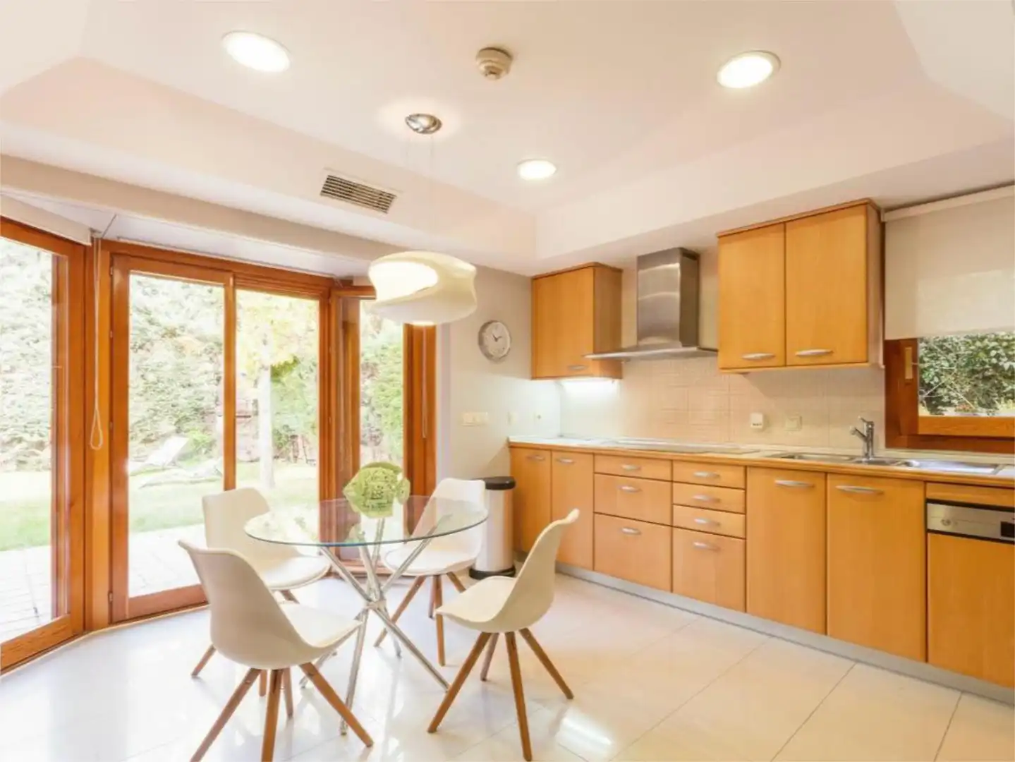 Wohnung zum Verkauf in El Cantizal Küche von Wohnung zum Verkauf in Las Rozas de Madrid mit Klimaanlage, Heizung und Privatgarten