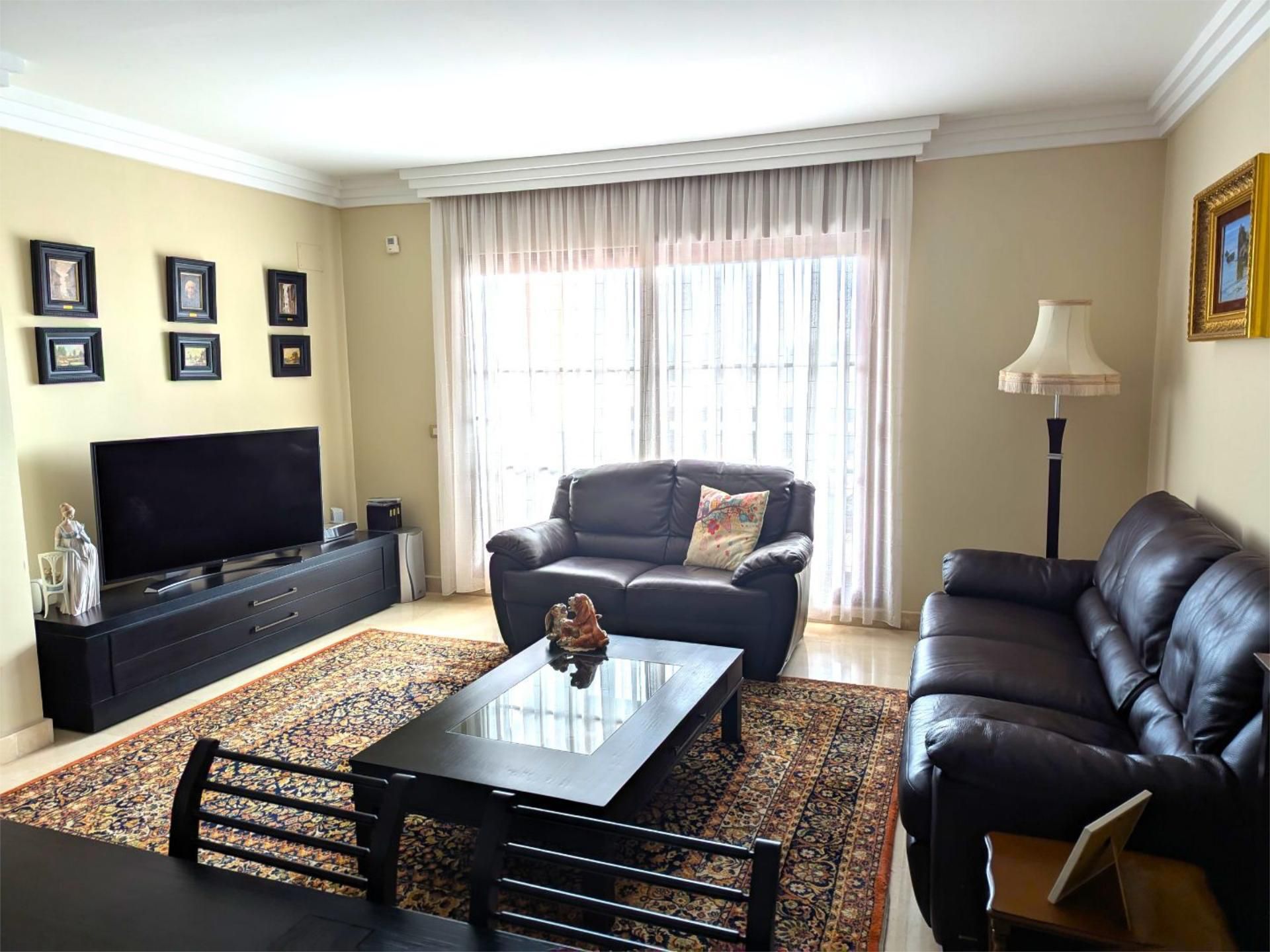 Sala de estar de Piso en venta en Benahavís con Aire acondicionado, Terraza y Piscina