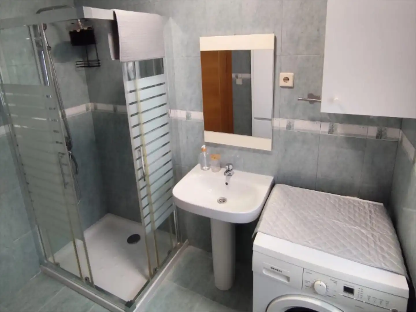 Flat for sale in Calle de Ramón Azorín, 32, Los Cármenes Bathroom of Flat for sale in Madrid Capital with Air Conditioner