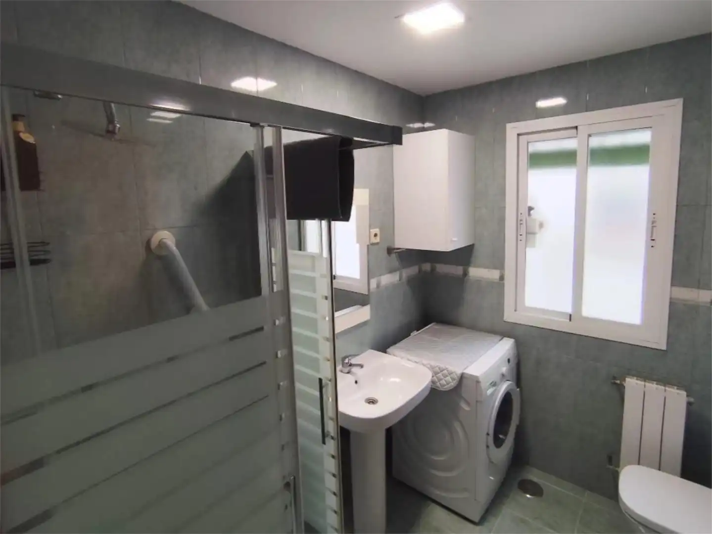 Flat for sale in Calle de Ramón Azorín, 32, Los Cármenes Bathroom of Flat for sale in Madrid Capital with Air Conditioner