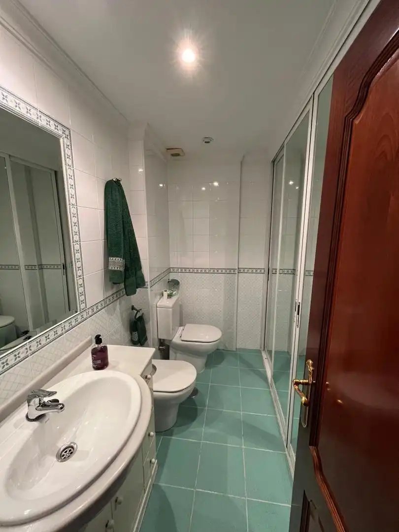 Flat for sale in Calle Guillermo Carrera Rubio, 12, Los Guindos - Parque Mediterráneo - Santa Paula Bathroom of Flat for sale in Málaga with Air Conditioner, Private garden and Terrace