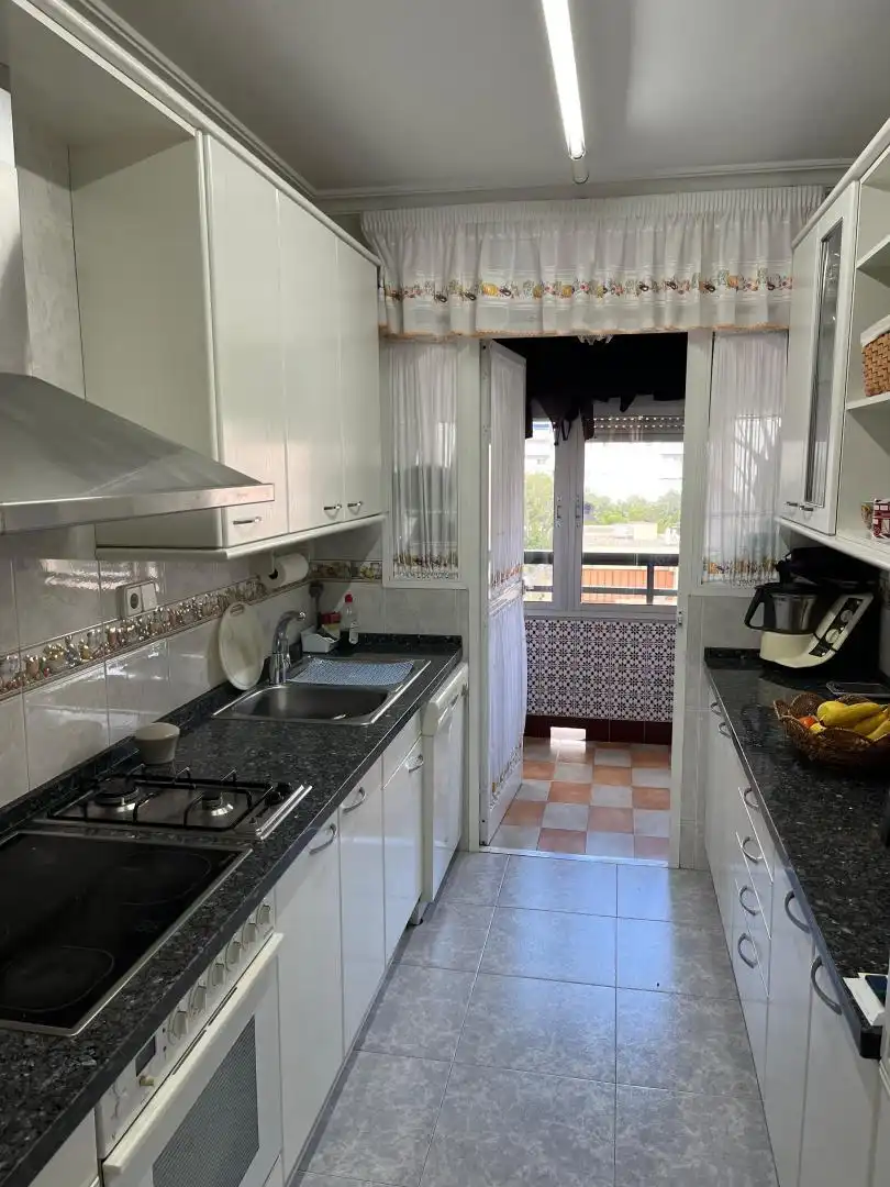 Flat for sale in Calle Guillermo Carrera Rubio, 12, Los Guindos - Parque Mediterráneo - Santa Paula Kitchen of Flat for sale in Málaga with Air Conditioner, Private garden and Terrace