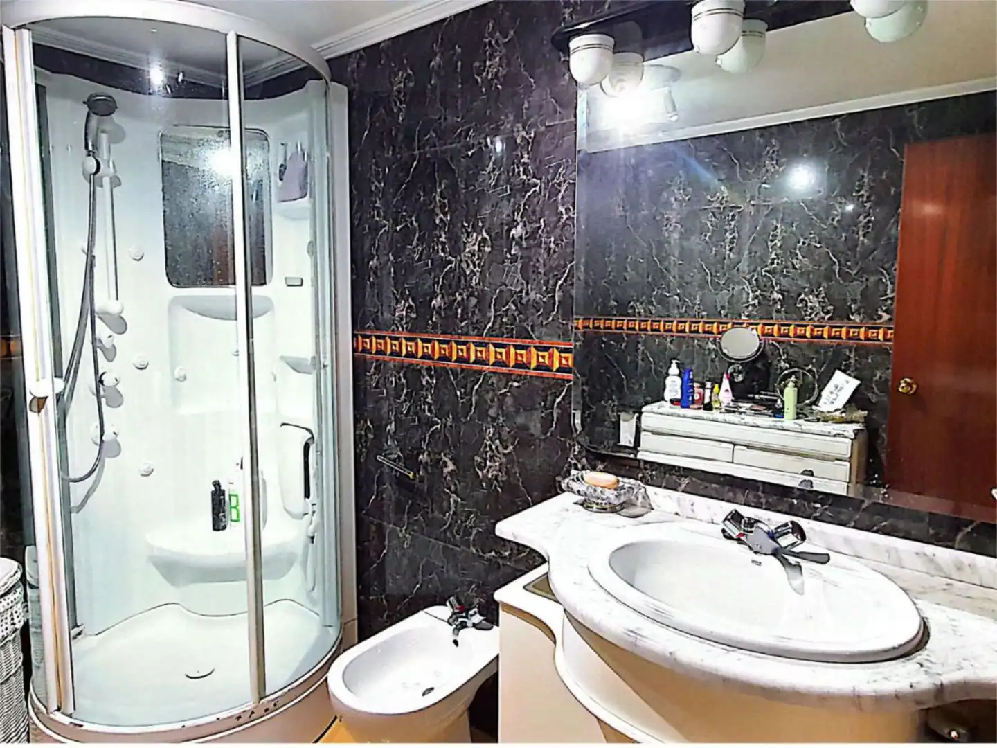 Piso en venta en Avenida de las Ciencias, 33, Colores - Entreparques Baño de Piso en venta en Sevilla con Jardín privado, Terraza y Piscina