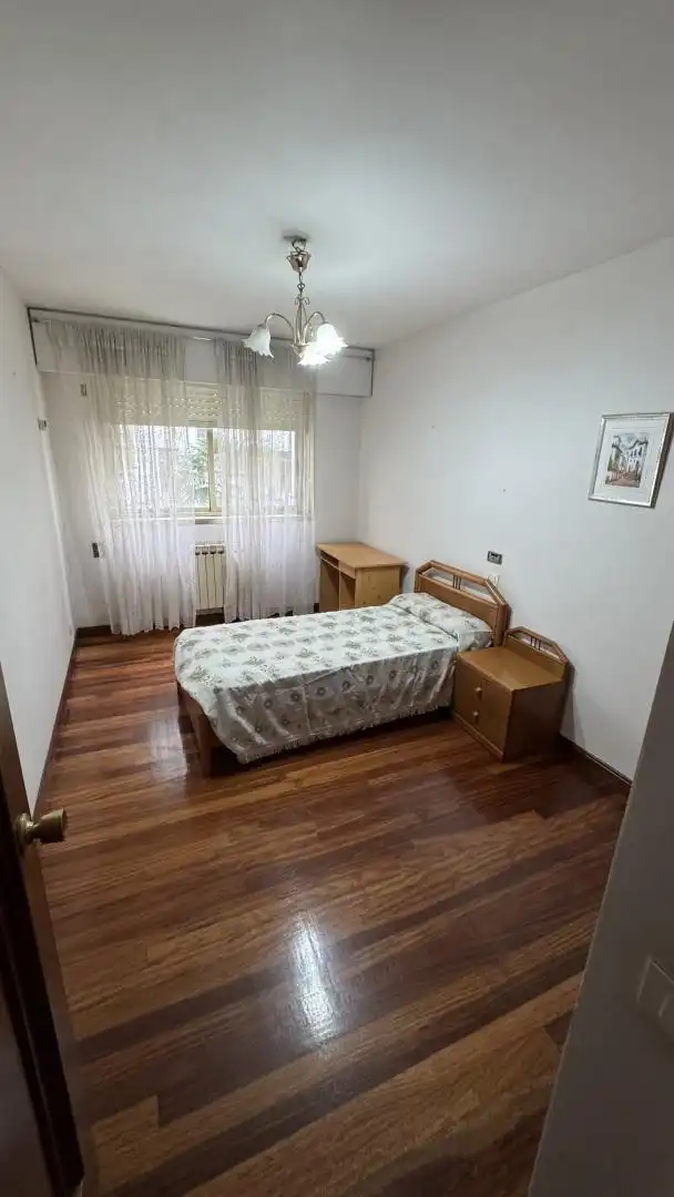Pis en venda a Rúa Rosalía de Castro, 35, Zona Fernández Ladreda Dormitori de Pis en venda en Pontevedra Capital amb Calefacció, Jardí privat i Parquet