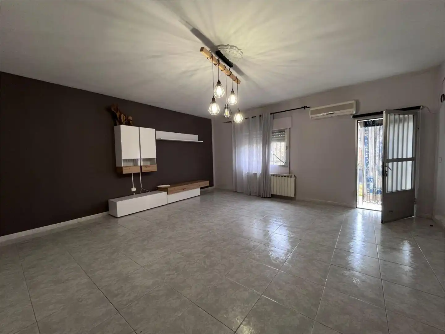 Wohnzimmer von Wohnung zum Verkauf in Villasbuenas de Gata mit Klimaanlage, Heizung und Privatgarten