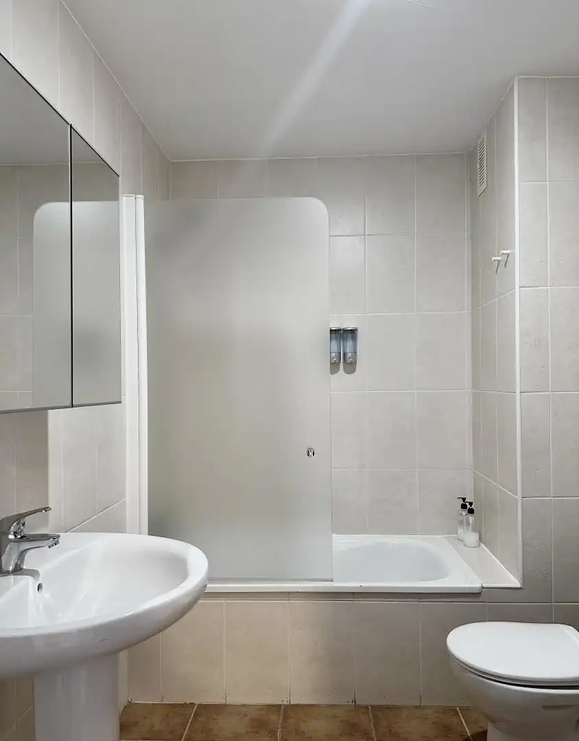 Bathroom of Flat for rent in Monforte de Lemos  with Air Conditioner, Heating and Parquet flooring