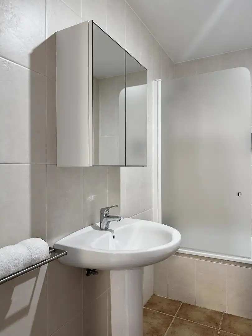 Bathroom of Flat for rent in Monforte de Lemos  with Air Conditioner, Heating and Parquet flooring